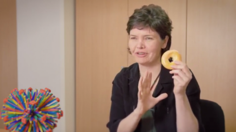 kate raworth en train de tenir un donut