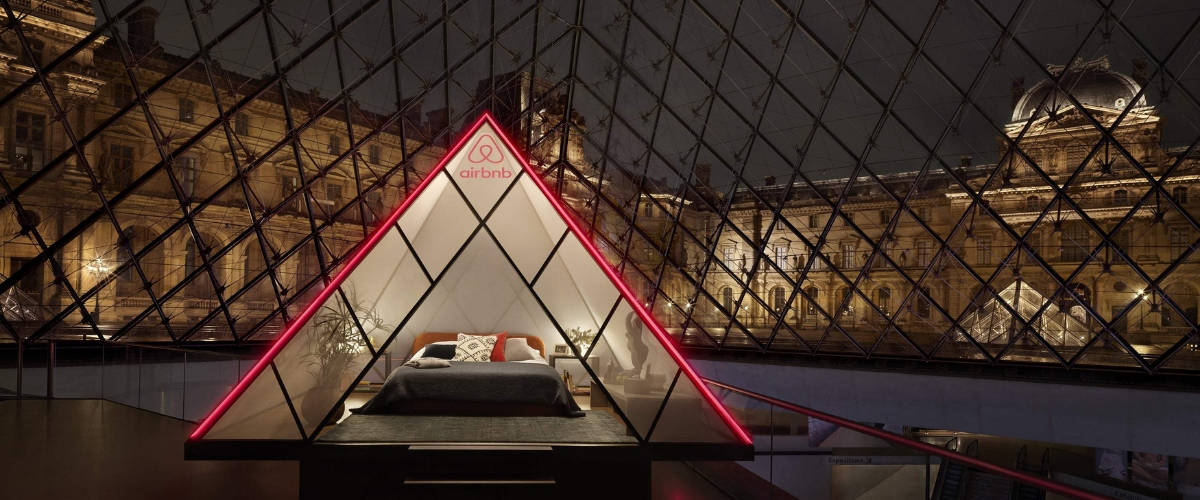 Dormez sous la pyramide du Louvre La Pyramide du Louvre avec un lit dedans