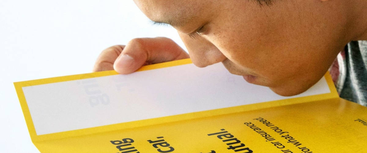 Liberty Mutual lance une campagne d'affichage qui se sent Un homme sent une affiche de écrite noir sur jaune