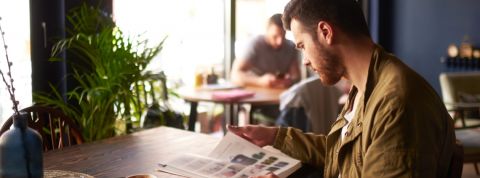 Les géant du web se lancent dans le print un homme lit un magazine dans un bar