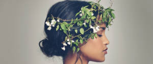 Une jeune femme avec une couronne végétale sur la tête