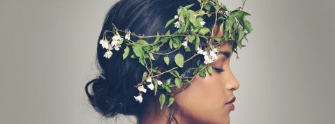 Pourquoi les jeunes doivent s'intéresser à l'écologie Une jeune femme avec une couronne végétale sur la tête