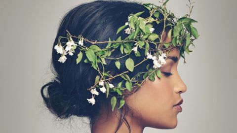 Une jeune femme avec une couronne végétale sur la tête