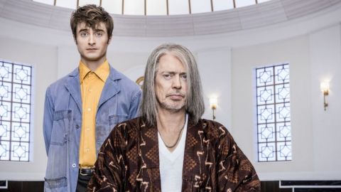 deux hommes regarde en face d'eux.