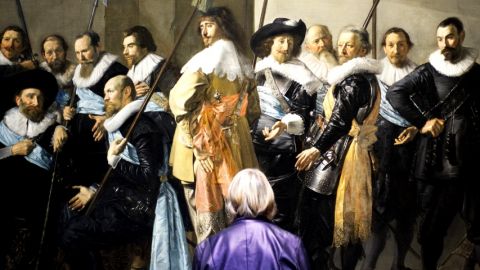 une vieille dame devant un tableau au musée