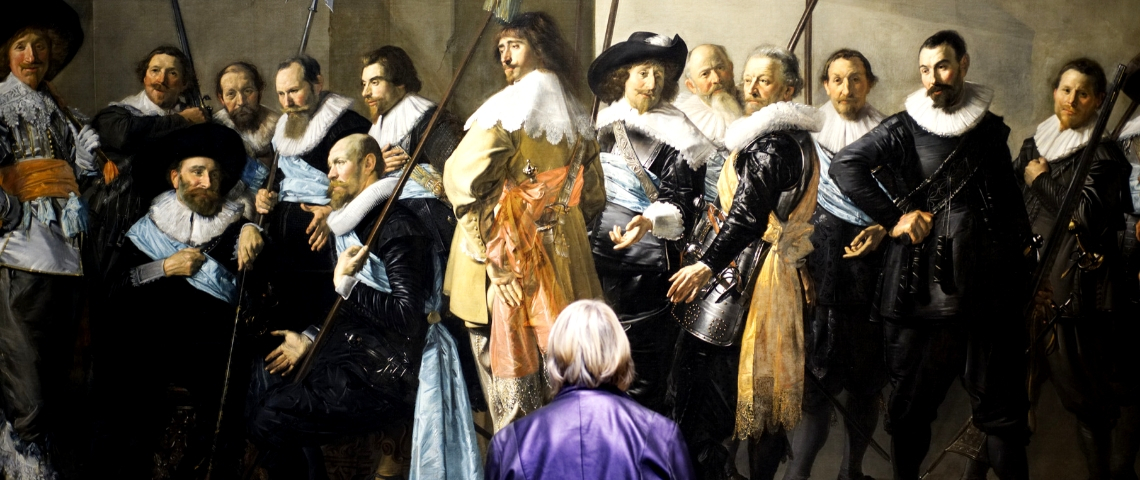 Art & business : « Les entreprises en ont marre de faire des chèques » une vieille dame devant un tableau au musée