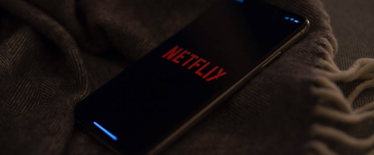 Netflix a de plus en plus d'abonnés et veut les faire payer plus chers Un téléphone sur l'application Netflix