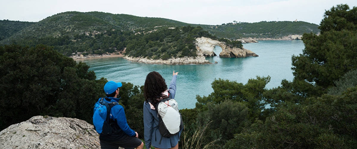 The North Face veut faire de la Journée Mondiale de la Terre un jour férié et lance #MODEEXPLORATION Randonneurs admirent un lac