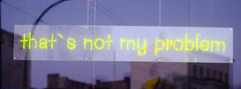 Qui sont ceux qui sont les plus forts en RSE ? Un néon dans une vitrine qui dit - that's not my problem -