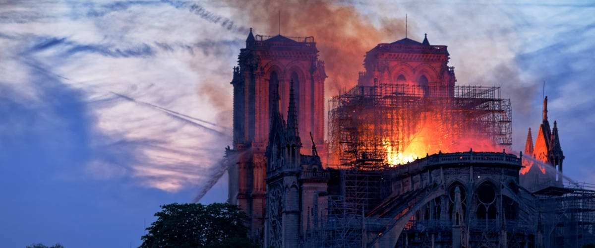 L'outil de fact-checking de YouTube propage des fake news La cathédrale Notre-Dame à Paris en feu