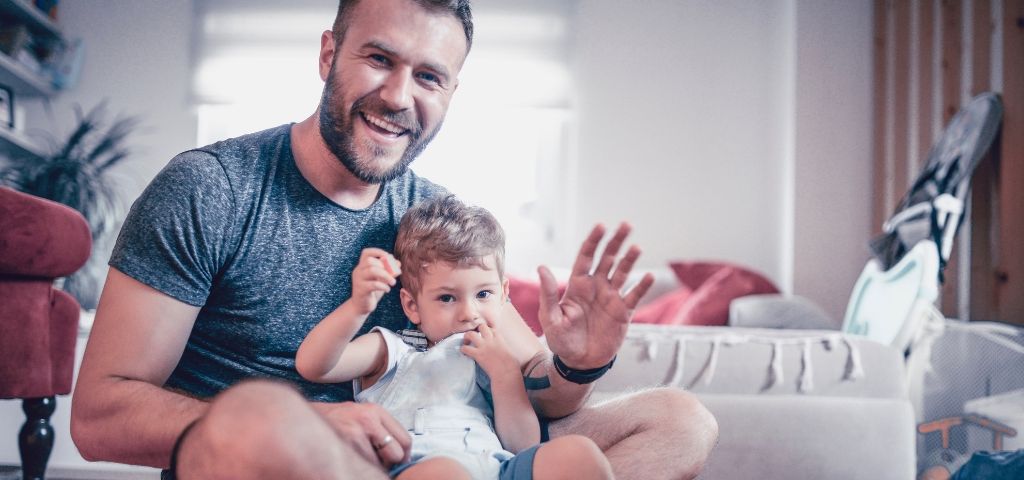 Les marques devraient s'emparer des nouveaux modèles familiaux Un homme en train de jouer avec un bébé