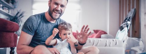 Les marques devraient s'emparer des nouveaux modèles familiaux Un homme en train de jouer avec un bébé