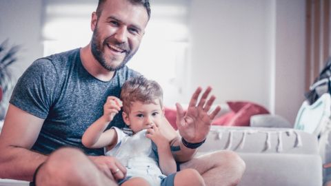 Les marques devraient s'emparer des nouveaux modèles familiaux Un homme en train de jouer avec un bébé