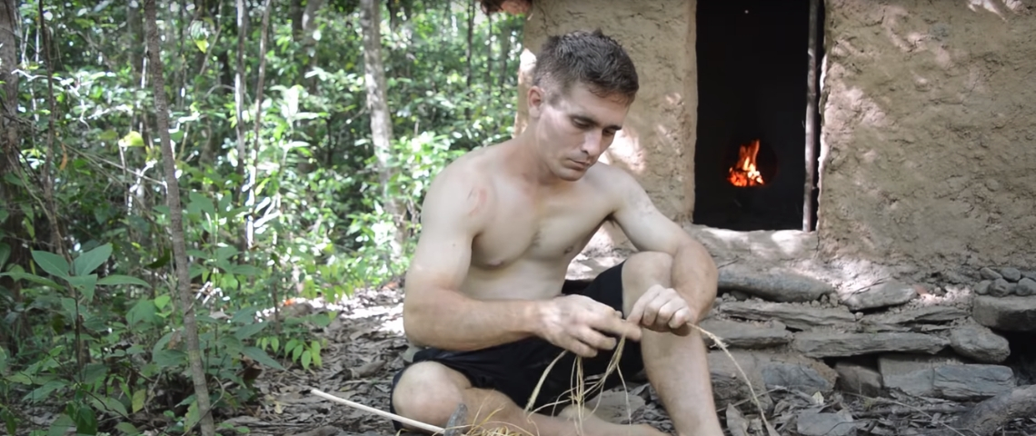 Le retour à la terre se fait sur YouTube un homme torse nu dans la nature