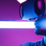 un homme avec un casque de realite virtuelle