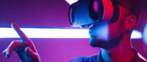 un homme avec un casque de realite virtuelle
