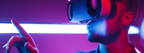 Plus d’excuses : voici les lieux où tester de la VR à Paris un homme avec un casque de realite virtuelle