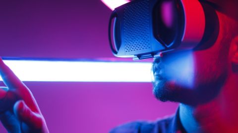 un homme avec un casque de realite virtuelle