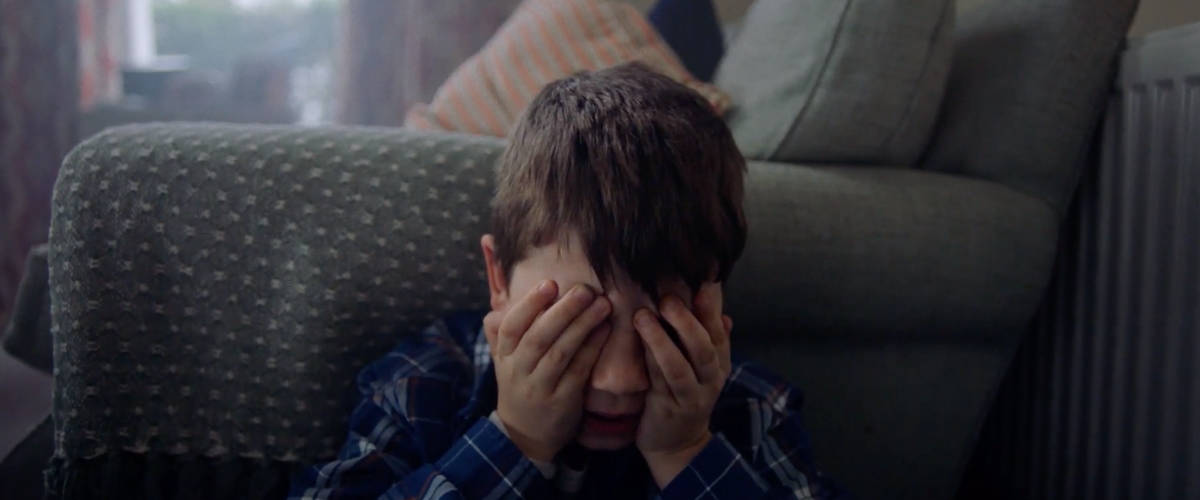 Refuge lance un spot contre les violences domestiques Un jeune garçon avec ses mains sur les yeux