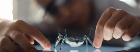 Etudier les robots comme les animaux Robot araignée observé par une personne portant des lunettes.