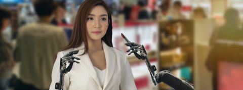 L'IA au service de l'industrie cosmetique une femme asiatique se fait maquiller par un robot