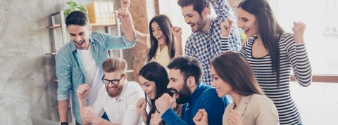 À quoi ressemble une journée de boulot ordinaire en photos de banque d'images ? des salariés heureux dans une entreprise