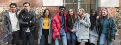 Skam, la série évènement une bande de jeunes adossée contre un mur