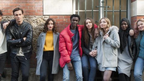 Skam, la série évènement une bande de jeunes adossée contre un mur