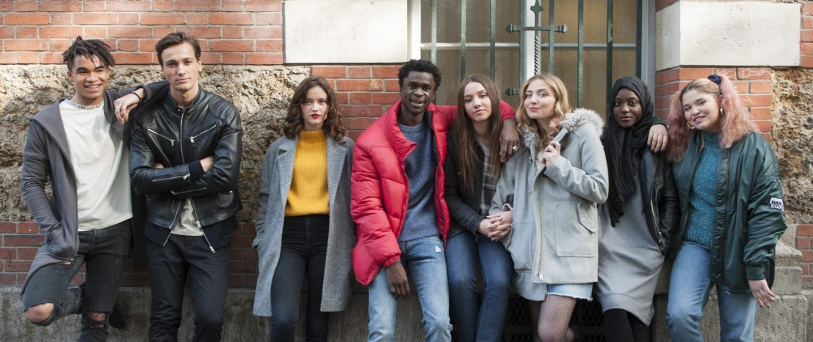 Skam, la série évènement une bande de jeunes adossée contre un mur