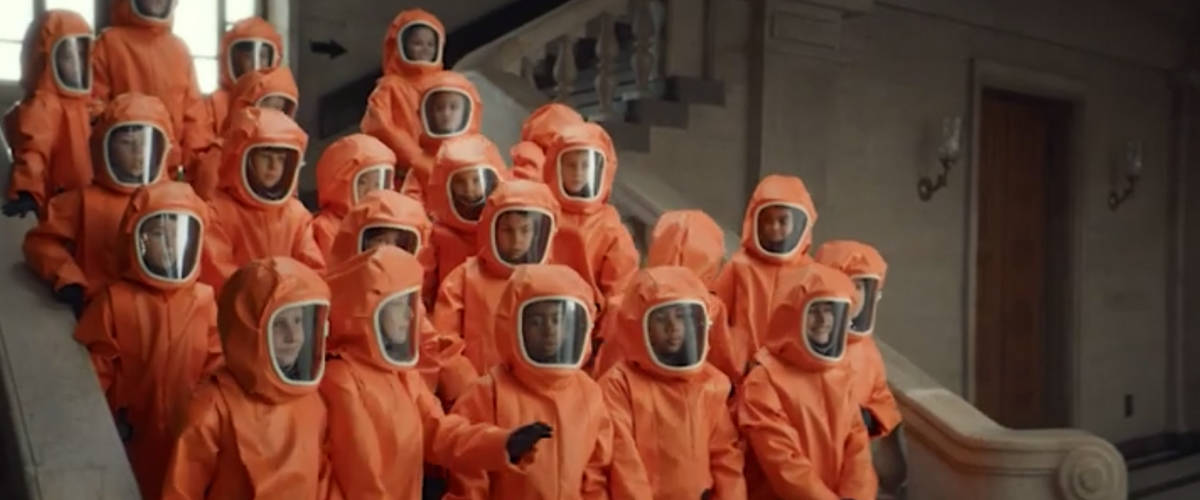 Santé Publique France lance une campagne de promotion de la vaccination Un groupe d'enfant font une photo de groupe en combinaison dans un musée
