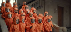 Un groupe d'enfant font une photo de groupe en combinaison dans un musée