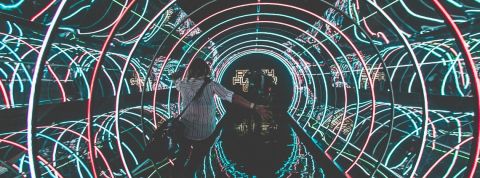 Le festival SXSW tourne en rond un homme dans un couloir lumineux