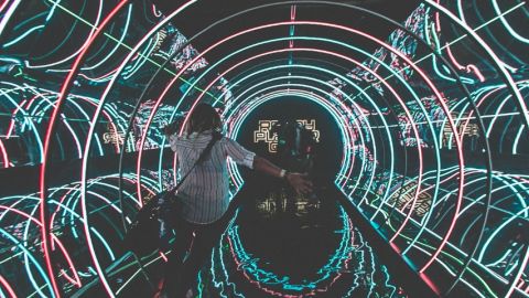 un homme dans un couloir lumineux