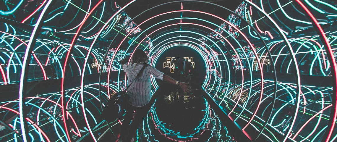 Le festival SXSW tourne en rond un homme dans un couloir lumineux