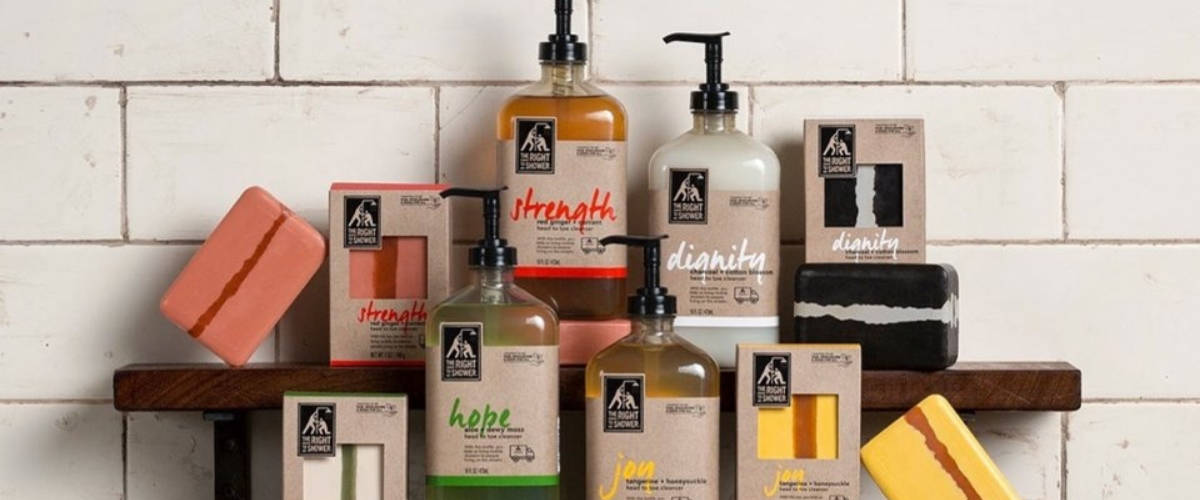 The Right to Shower la nouvelle marque Unilever Différents produits, gel douche, savon dans une salle de bain