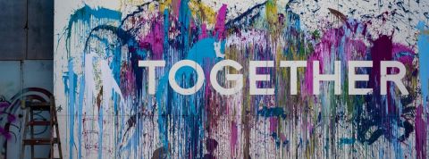 Comment des marques concurrentes peuvent-elles travailler ensemble ? Un tag - Together - entouré de peinture