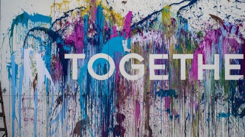 Un tag  - Together -  entouré de peinture