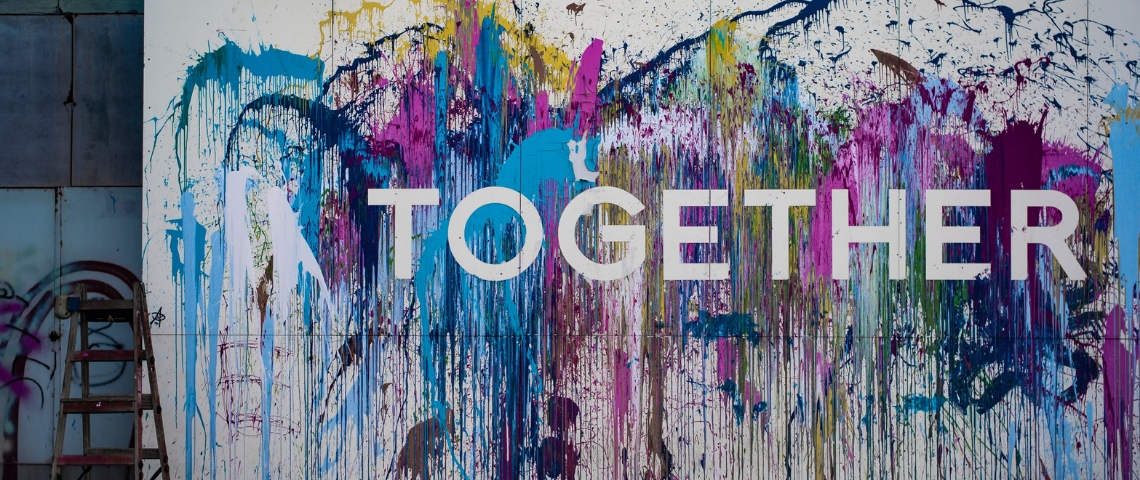 Comment des marques concurrentes peuvent-elles travailler ensemble ? Un tag - Together - entouré de peinture