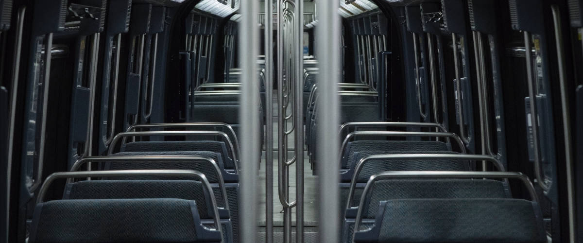 Transavia se lance dans une nouvelle campagne d'affichage gratuite dans le métro Intérieur d'un métro parisien
