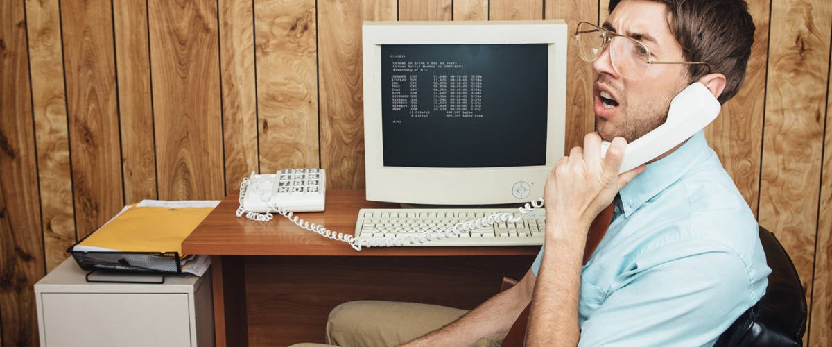 Comment fluidifier l'expérience collaborateur Un homme au travail devant un vieil ordinateur