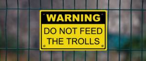 Pancarte indique "Warning do not feed the trolls"