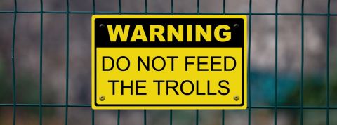 7 gestes pour rendre Internet plus sympa Pancarte indique - Warning do not feed the trolls -