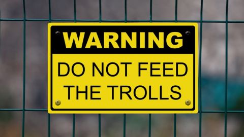 7 gestes pour rendre Internet plus sympa Pancarte indique - Warning do not feed the trolls -