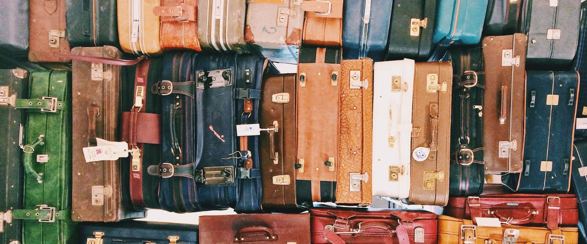 Comment développer sa marque à l'international ? Des valises empilées