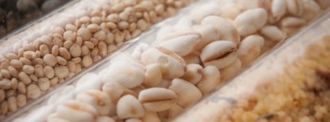 Des légumes secs dans des récipients en verre