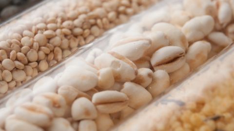 Des légumes secs dans des récipients en verre