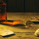 des cartes et du whisky sur une table