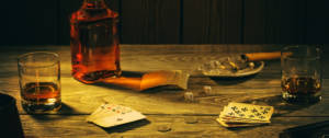 des cartes et du whisky sur une table