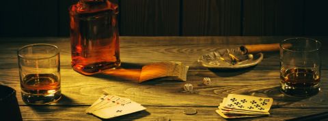Théâtre immersif : j'ai bu du whisky et joué aux cartes avec Joe Cocker des cartes et du whisky sur une table