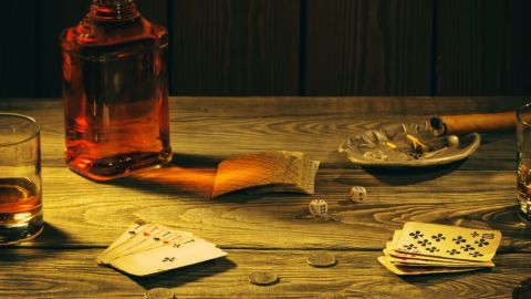des cartes et du whisky sur une table